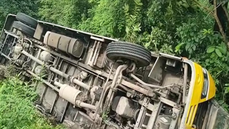 हल्द्वानी: खाई में पलटी स्कूल बस, 12 से ज्यादा बच्चे घायल, चालक पर लापरवाही का आरोप