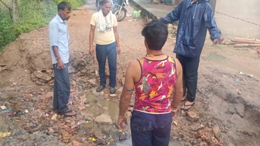 श्यामपुर खुर्द और सुरतपुरा में बारिश से सड़कें जर्जर, जनजीवन प्रभावित