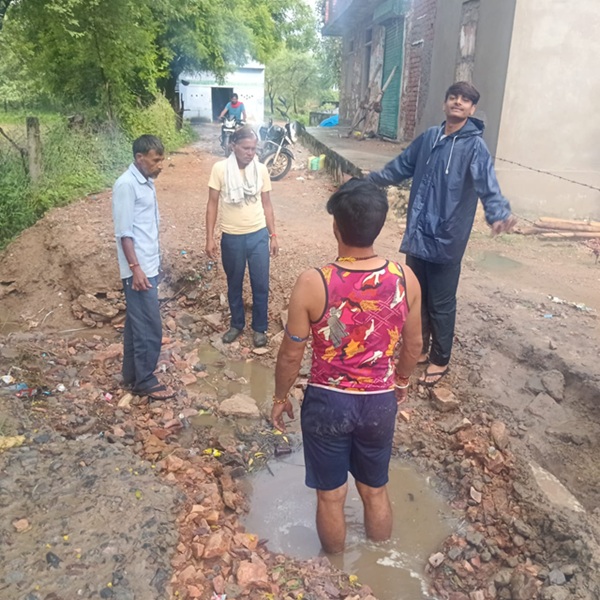 श्यामपुर खुर्द और सुरतपुरा में बारिश से सड़कें जर्जर, जनजीवन प्रभावित