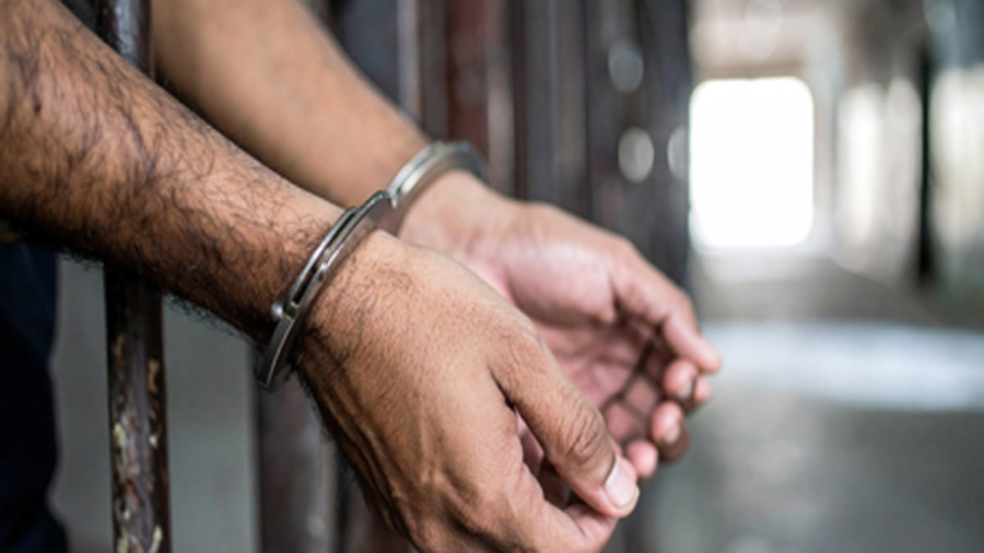 मुंबई एयरपोर्ट पर दो विदेशी नागरिक फर्जी भारतीय पासपोर्ट के साथ गिरफ्तार, जांच जारी।