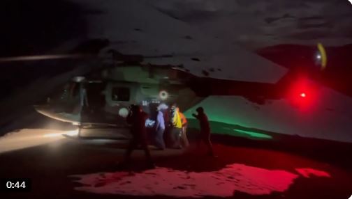 लद्दाख : 17,000 फीट की बर्फीली चोटी पर फंसे विदेशी नागरिक, सेना ने बचाया