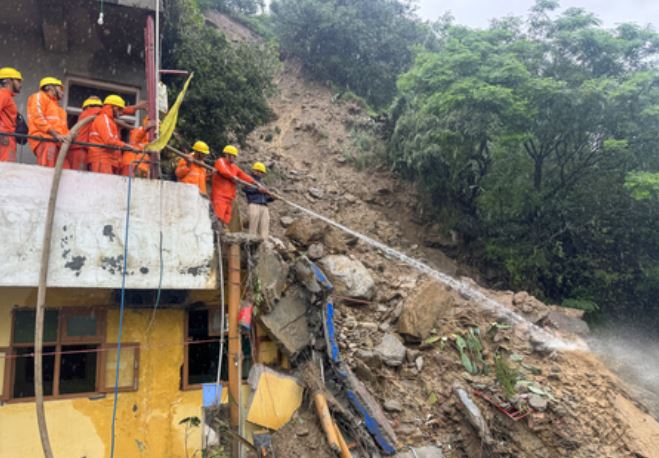 हिमाचल प्रदेश : कुल्लू में भूस्खलन के बाद रेस्क्यू ऑपरेशन तेज, लापता 5 लोगों की तलाश जारी हिमाचल प्रदेश : कुल्लू में भूस्खलन के बाद रेस्क्यू ऑपरेशन तेज, लापता 5 लोगों की तलाश जारी
