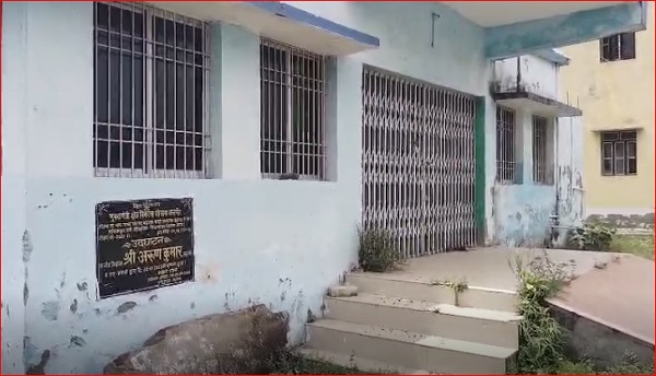 सदर अस्पताल में 15 लाख की लागत वाला विश्रामालय और प्रतिक्षालय उदघाटन से पहले ही जर्जर, लोग बैठने को मजबूर