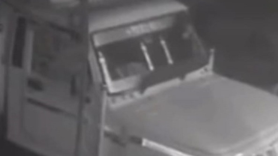 महवा में बैंक के सामने से पिकअप चोरी, 14 हजार कैश और जरूरी कागजात भी गायब