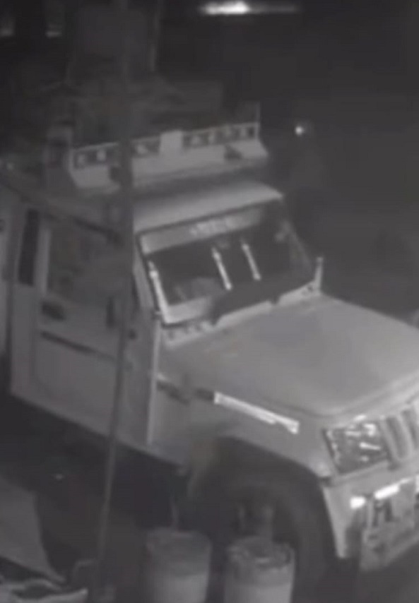 महवा में बैंक के सामने से पिकअप चोरी, 14 हजार कैश और जरूरी कागजात भी गायब