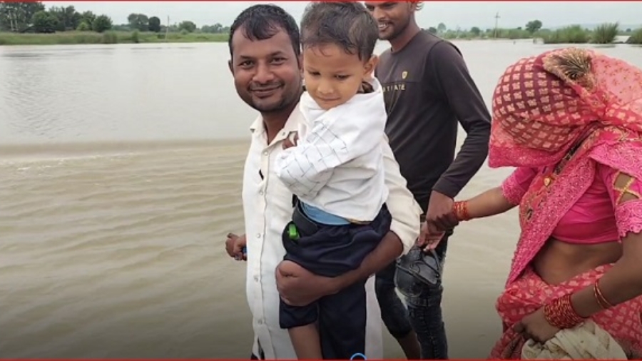 बयाना में मूसलाधार बारिश का कहर : गंभीर नदी उफान पर, लोग जोखिम में पार कर रहे सपाट