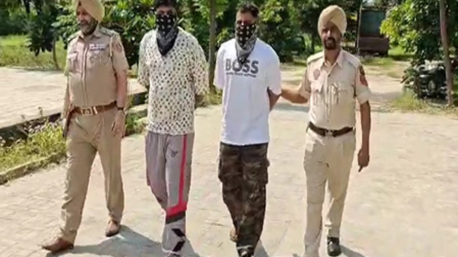 पंजाब: मोगा पुलिस ने हेरोइन के साथ दो नशा तस्करों को गिरफ्तार किया