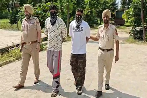 पंजाब: मोगा पुलिस ने हेरोइन के साथ दो नशा तस्करों को गिरफ्तार किया