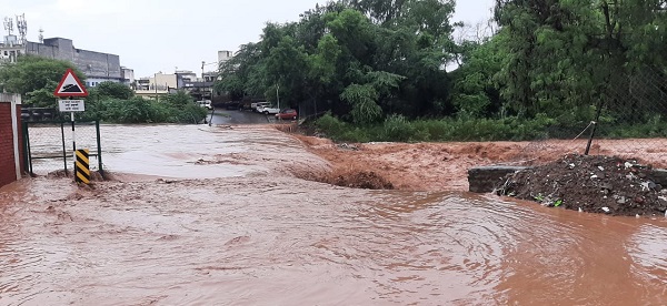 लगातार बारिश से जनजीवन अस्त-व्यस्त, सुखना झील बनी मुसीबत
