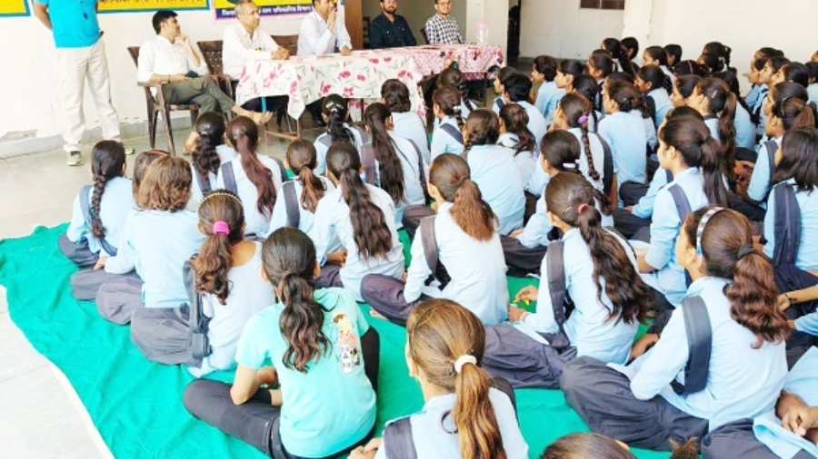 बाल विवाह को लेकर बालिकाओं को किया जागरूक