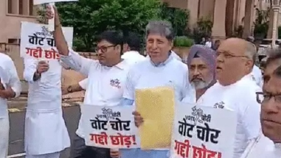 पहले ही दिन हंगामा : विधानसभा में वोट चोरी बनाम गालीबाज की जंग