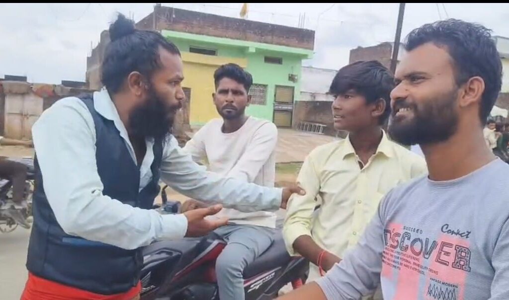 शिक्षक ने छात्र को सड़क पर लगाई मार