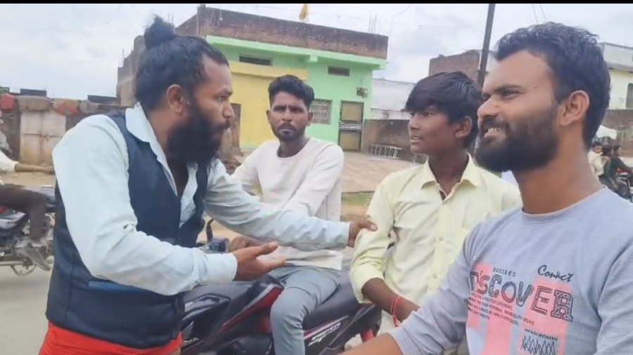 शिक्षक ने छात्र को सड़क पर लगाई मार