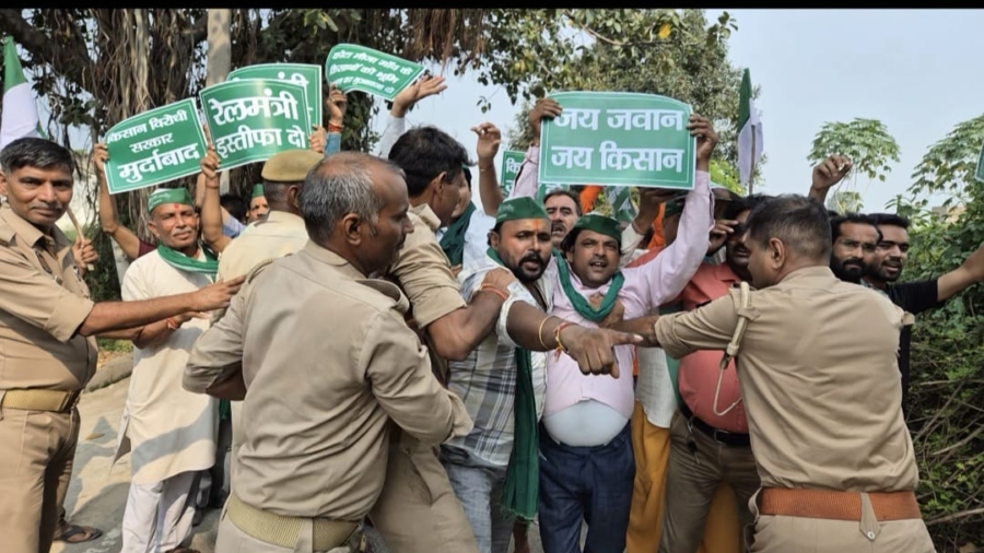 मुख्यमंत्री योगी के मथुरा आगमन पर किसानों ने ज्ञापन देने हेतु जोरदार विरोध प्रदर्शन किया