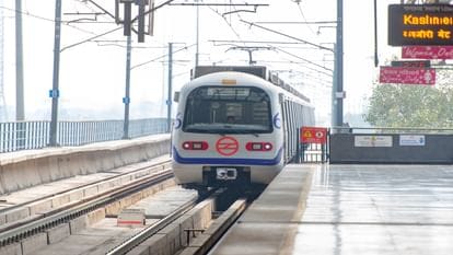 दिल्ली में वाहनों का घटा घनत्व,बढ़ा मेट्रो पर भरोसा,सड़क हादसों में भी आई कमी