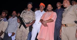 योगी को गोली मारने की धमकी, वीडियो वायरल हुआ तो पहुंची पुलिस छत पर भागा