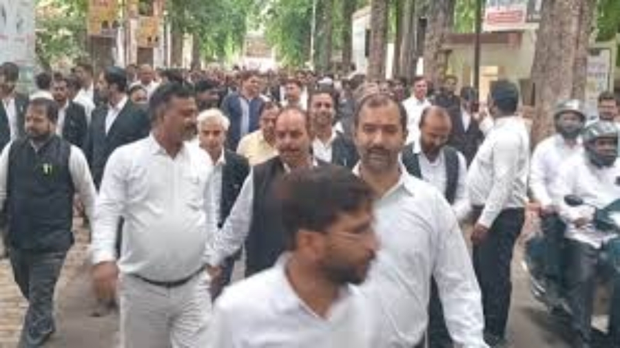 वाराणसी में वकील-पुलिस विवाद पर बैठक खत्‍म, मामले की होगी मजि‍स्‍ट्रि‍यल जांच, इन ब‍िंदुओं पर बनी सहमत‍ि