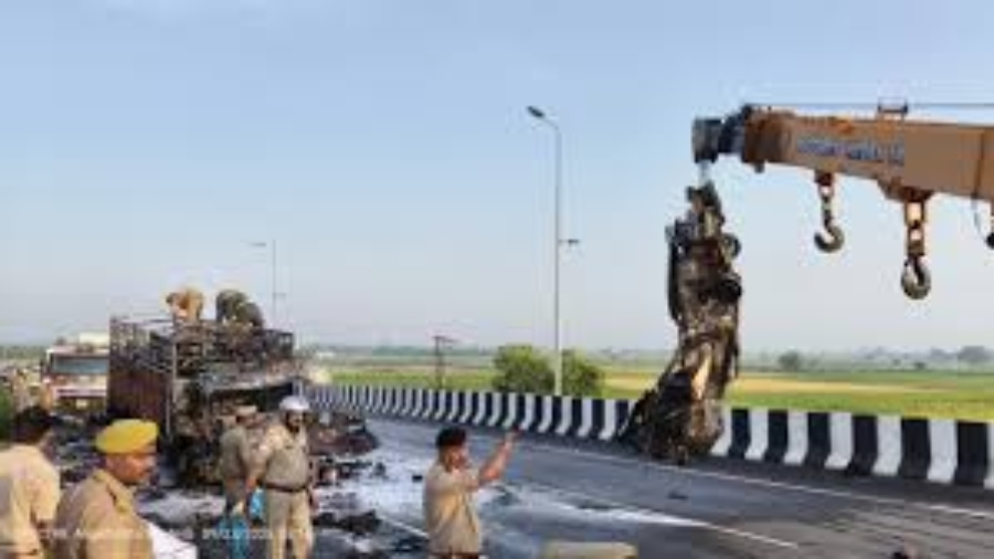 बड़ा सड़क हादसा कैंटर-कार की भिड़ंत के बाद लगी आग, 4 लोग जिंदा जले एक बुरी तरह घायल