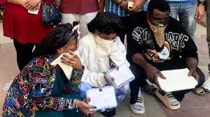 देहरादून। उत्तराखंड पुलिस की एसटीएफ ने साइबर अपराध के एक बड़े मामले का पर्दाफाश करते हुए 98 लाख रुपये की ठगी करने वाले मास्टरमाइंड मृदुल सूर निवासी महेशपुर, थाना इगरा, बंगाल को कोलकाता से गिरफ्तार किया है।
साइबर ठग ने फेसबुक और वॉट्सऐप पर फर्जी प्रोफाइल बनाकर और अंतरराष्ट्रीय मोबाइल नंबरों का इस्तेमाल कर दून के व्यक्ति को झांसे में लिया। ठग ने स्वयं को एक कंपनी का प्रतिनिधि और वित्तीय सलाहकार बताकर ऊंचे मुनाफे का लालच दिया।

शुरुआत में छोटे-छोटे रिटर्न देकर पीड़ित को निवेश के लिए प्रेरित किया गया। 28 जुलाई 2020 से 9 अगस्त 2024 के बीच पीड़ित से अलग-अलग खातों में लगभग 98 लाख रुपये जमा कराए गए। बाद में रकम लौटाने के बजाय आरोपीो ने धमकी और ब्लैकमेल करना शुरू कर दिया।