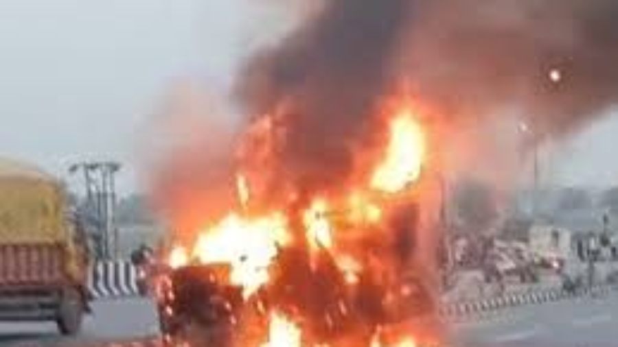 दर्दनाक हादसा तेज रफ्तार कार ने सड़क किनारे खड़े 4 लोगों को कुचला, 3 की मौके पर हुई मौत, 1 घायल