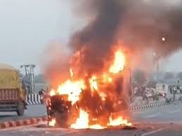 दर्दनाक हादसा तेज रफ्तार कार ने सड़क किनारे खड़े 4 लोगों को कुचला, 3 की मौके पर हुई मौत, 1 घायल