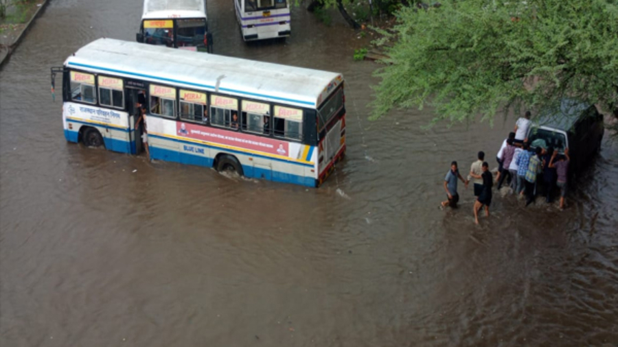 जयपुर में भारी बारिश से जगह-जगह पानी भरा, देखें तस्वीरें