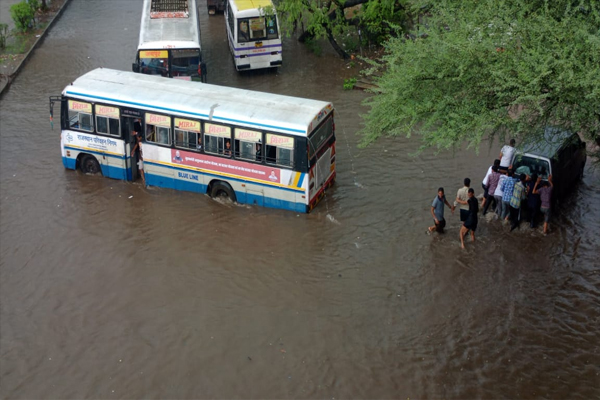 जयपुर में भारी बारिश से जगह-जगह पानी भरा, देखें तस्वीरें