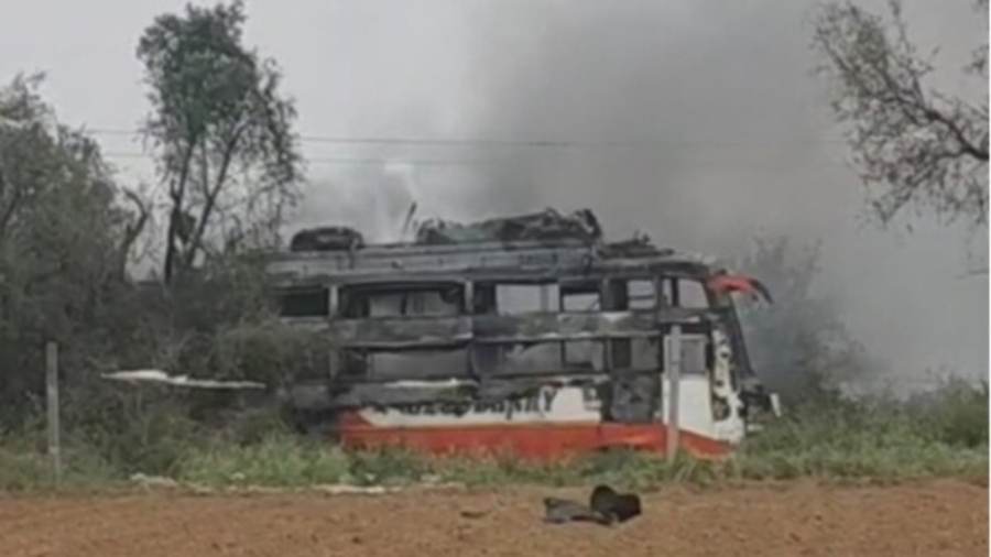 दिल्ली-जयपुर नेशनल हाईवे पर बड़ा हादसा: हाईटेंशन बिजली की लाइन की चपेट में आई स्लीपर बस, भीषण आग में दो मजदूरों की मौत — कई की हालत नाजुक