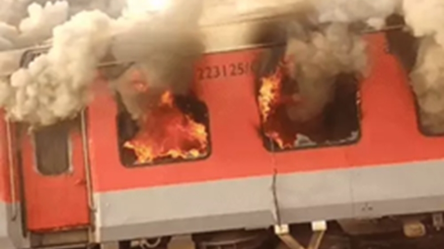 अमृतसर-सहरसा गरीब रथ में आग : सरहिंद स्टेशन के पास 19 नंबर AC बोगी में शॉर्ट सर्किट, यात्री बाल-बाल बचे