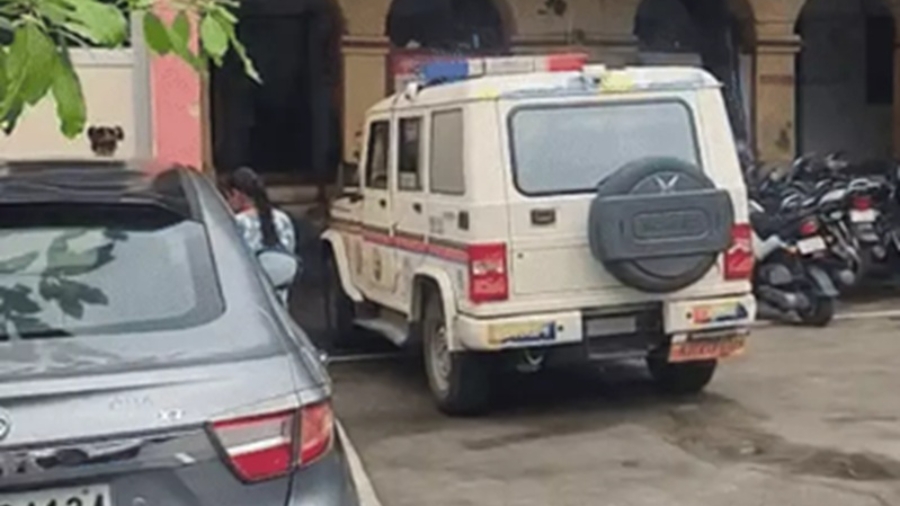 उदयपुर : आलोक स्कूल में नाबालिग से छेड़छाड़ के आरोपी टीचर को परिजनों ने स्कूल में पीटा, केस दर्ज