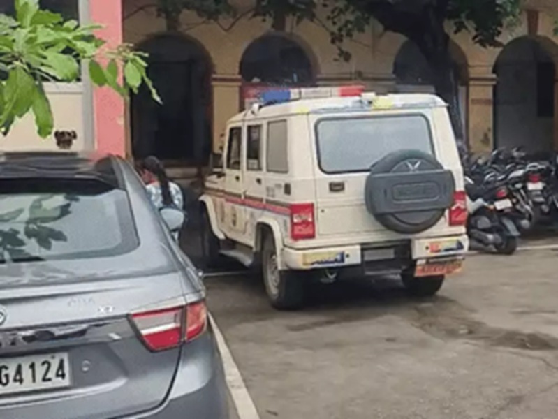 उदयपुर : आलोक स्कूल में नाबालिग से छेड़छाड़ के आरोपी टीचर को परिजनों ने स्कूल में पीटा, केस दर्ज