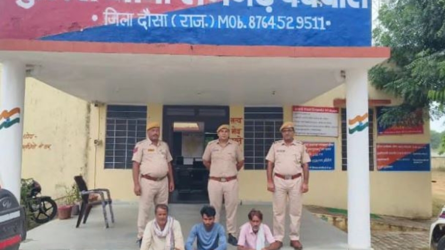 रामगढ़ पचवारा पुलिस ने तीन स्थायी वारंटियों को किया गिरफ्तार