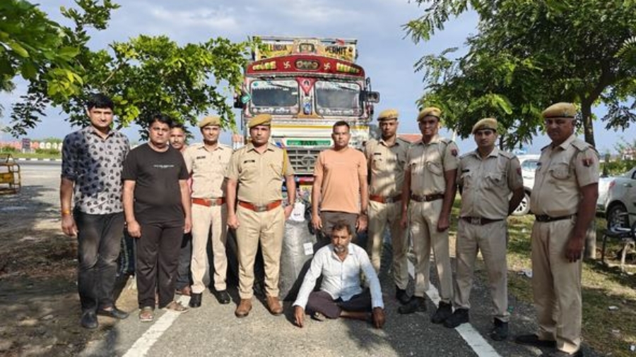 16 चक्का ट्रक से 96 लाख रुपये कीमत के डोडा चूरा और अफीम के साथ तस्कर गिरफ्तार