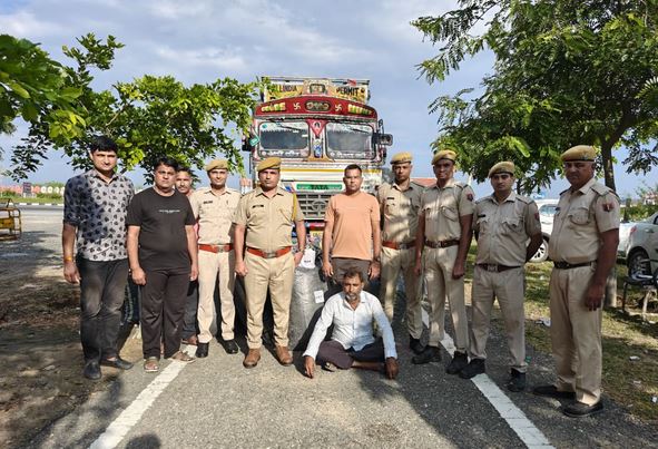 16 चक्का ट्रक से 96 लाख रुपये कीमत के डोडा चूरा और अफीम के साथ तस्कर गिरफ्तार