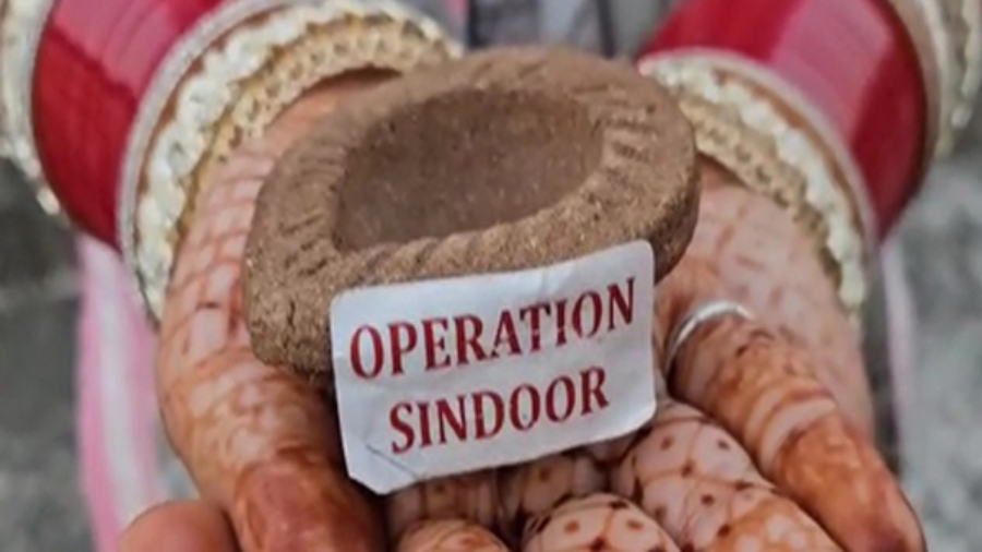 जम्मू-कश्मीर: ऑपरेशन सिंदूर की प्रेरणा से महिलाओं ने बनाए विशेष दीपावली दीपक