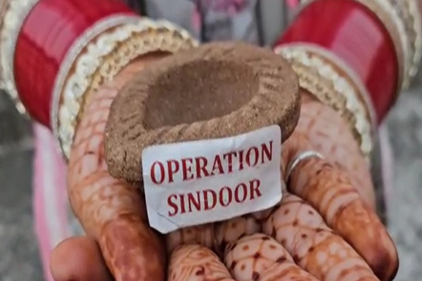 जम्मू-कश्मीर: ऑपरेशन सिंदूर की प्रेरणा से महिलाओं ने बनाए विशेष दीपावली दीपक