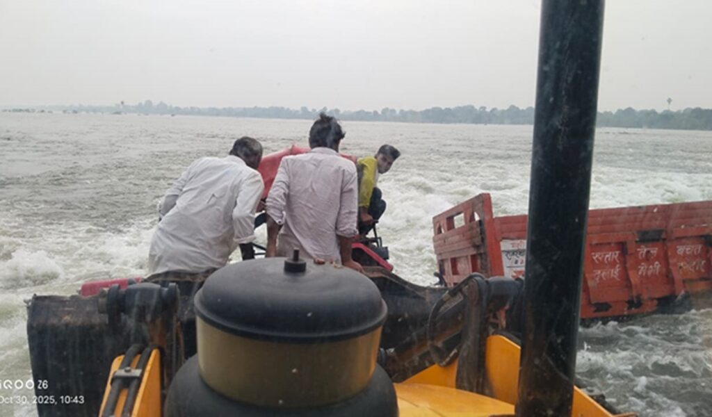 टोंक : बनास नदी के तेज बहाव में ट्रैक्टर-ट्रॉली बही, दो युवक जेसीबी से बचाए गए