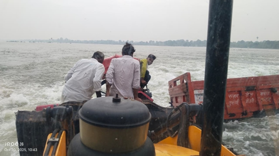 टोंक : बनास नदी के तेज बहाव में ट्रैक्टर-ट्रॉली बही, दो युवक जेसीबी से बचाए गए