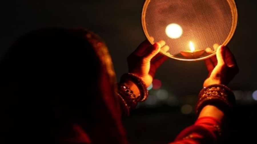 Karwa Chauth 2025: करवा चौथ पर कथा, पूजन और चंद्रोदय का शुभ समय — इस वर्ष बन रहा है अद्भुत संयोग जो देगा अखंड सौभाग्य