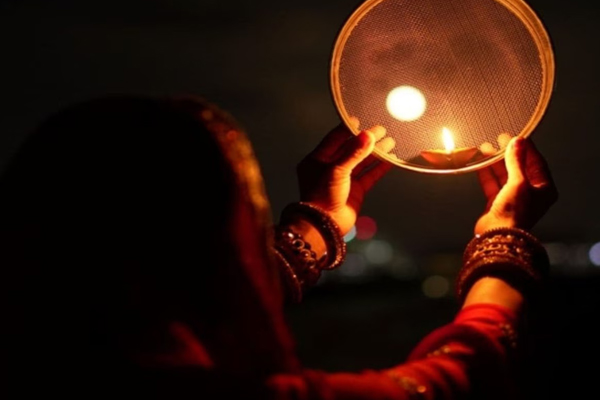 Karwa Chauth 2025: करवा चौथ पर कथा, पूजन और चंद्रोदय का शुभ समय — इस वर्ष बन रहा है अद्भुत संयोग जो देगा अखंड सौभाग्य