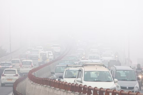 जहरीली हवा ने तोड़े सारे रिकॉर्ड, नोएडा-गाजियाबाद के कई इलाकों में एक्यूआई 400 पार