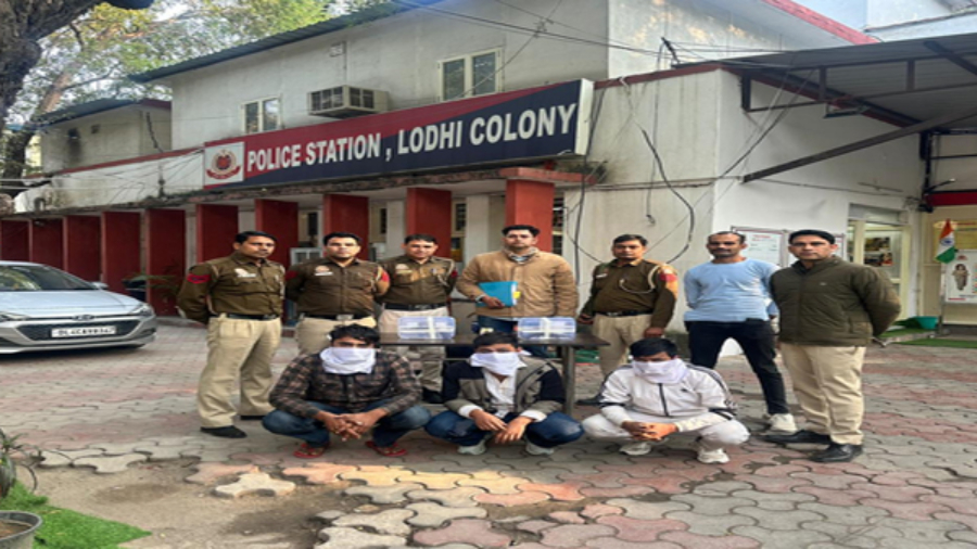 दिल्ली : लोधी कॉलोनी पुलिस की मुस्तैदी, बारापुला फ्लाईओवर पर तीन अपराधी गिरफ्तार, दो देसी कट्टे-छह कारतूस बरामद