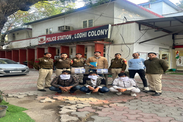 दिल्ली : लोधी कॉलोनी पुलिस की मुस्तैदी, बारापुला फ्लाईओवर पर तीन अपराधी गिरफ्तार, दो देसी कट्टे-छह कारतूस बरामद