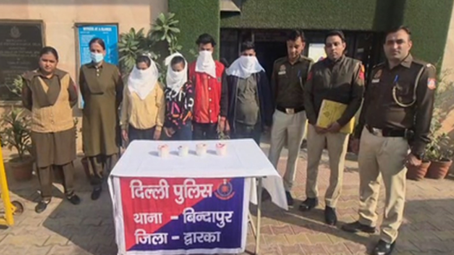 दिल्ली के द्वारका में बुजुर्ग महिला से सोने के गहने लूटने वाले चार गिरफ्तार, सभी जेवर बरामद