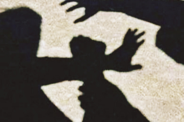 कर्नाटक: उधार के पैसे चुकाने का झांसा दे महिला से गैंग रेप, चार गिरफ्तार कर्नाटक: उधार के पैसे चुकाने का झांसा दे महिला से गैंग रेप, चार गिरफ्तार