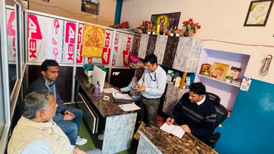 अधिकारियों ने मतदान केंद्रों का गहन पुनरीक्षण किया, लापरवाह कार्मिकों को नोटिस