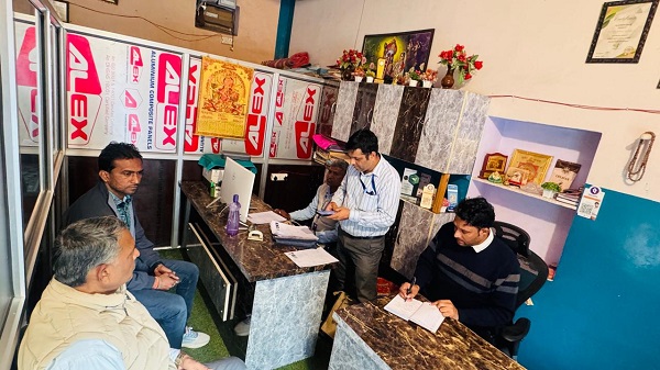 अधिकारियों ने मतदान केंद्रों का गहन पुनरीक्षण किया, लापरवाह कार्मिकों को नोटिस