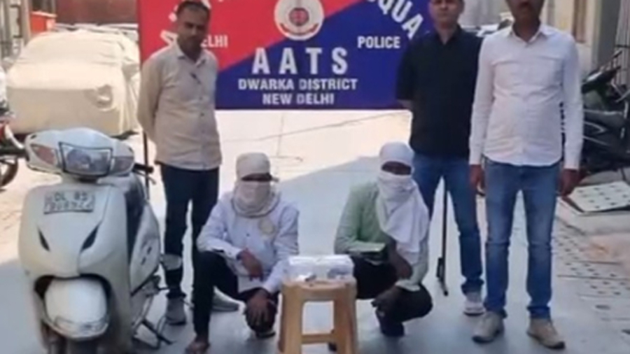 दिल्ली : द्वारका में 'नो गन्स, नो गैंग्स' मिशन की सफलता, दो कुख्यात अपराधी गिरफ्तार; पिस्तौल और चोरी की स्कूटी बरामद