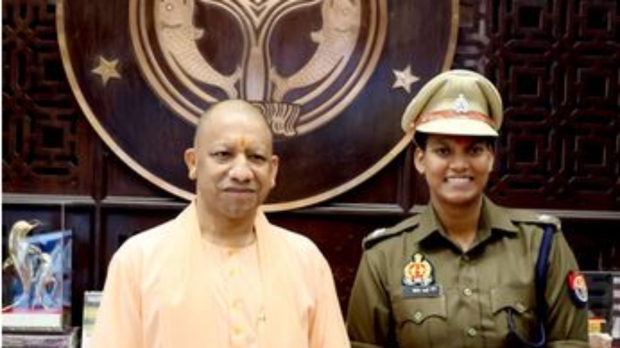 विश्व कप जीत के बाद सीएम योगी आदित्यनाथ से दीप्ति शर्मा की मुलाकात