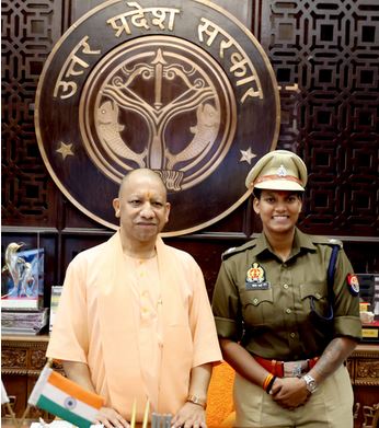 विश्व कप जीत के बाद सीएम योगी आदित्यनाथ से दीप्ति शर्मा की मुलाकात